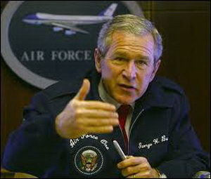 穿空军一号夹克的美国前任总统布什。