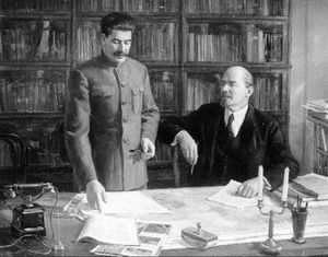 烟斗不离手的前苏联领袖斯大林和列宁。