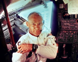 宇航员Buzz Aldrin，正在把AO太阳镜收进袋中。