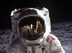 有黄金镀膜的宇航员头盔近照。