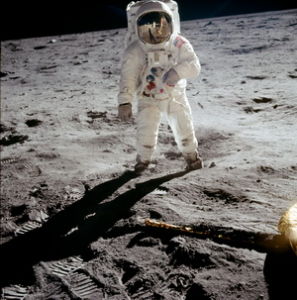 登上月球的宇航员，全套装备。