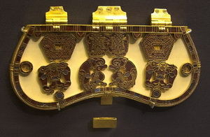 1939年在英国出土的中世纪文物，“钱包盖”，上有极尽奢华的装饰。