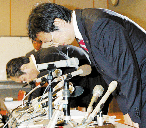 2007年赤福保质期造假事件发生后，日本赤福公司总裁Noriyasu Hamada公开道歉