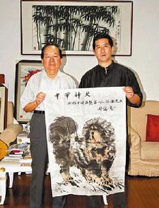 前国务院副总理田纪云(左)为冯冰(右)的作品提笔赠书