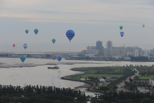 热气球在海口城市上空飞过