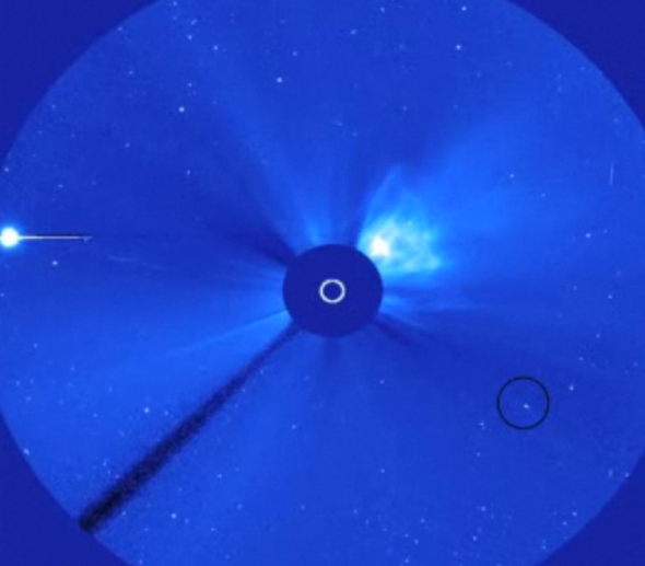 这是SOHO探测器拍摄的录像截图，图像中显示9月13日一颗彗星(图中圈出)做出自杀式举动，一头扎入太阳。图像左侧光明的点是金星