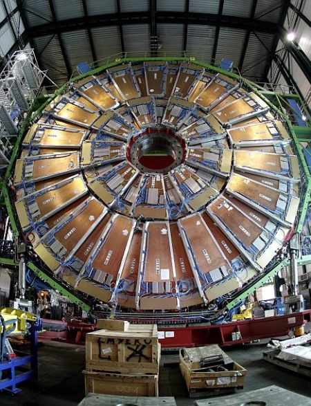 大型强子对撞机的巨大超导磁体用来加速粒子，让粒子束以近光速碰撞。