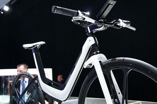 这种自行车可以最高25公里的时速前进，而重量仅有2.5公斤，一次充电平均可以行驶85公里左右