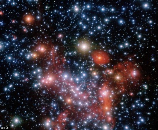 经过16年的研究，天文学家证明这张从近红外线范围拍摄的图片显示的是潜伏在我们的星系中心的一个巨大黑洞