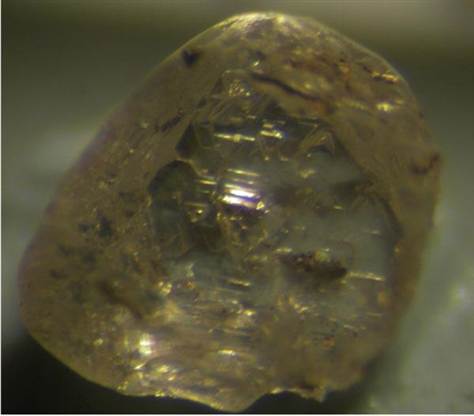 这是一颗取自巴西汝拉州的钻石，其表面被切开一个切口以观察其中有无包裹体
