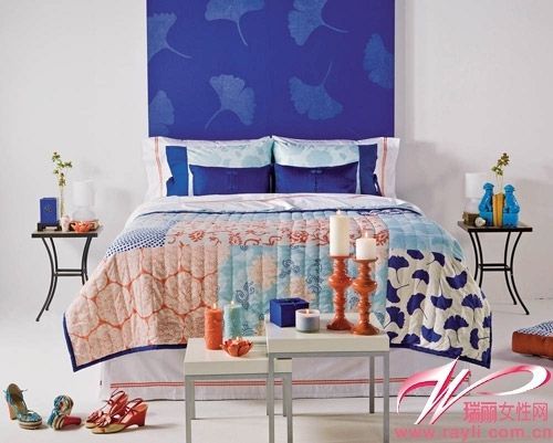 不同颜色不同花案的布料拼接床盖