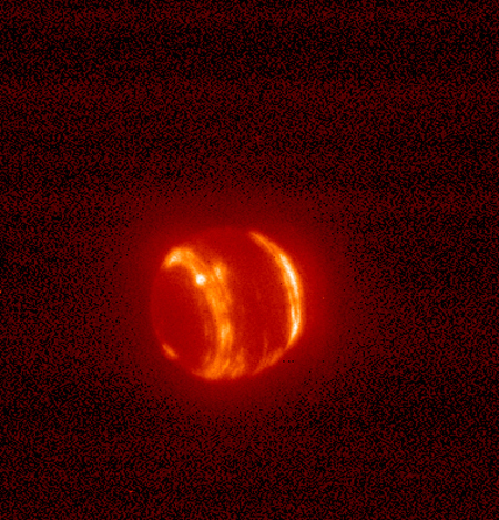 这是凯克望远镜自顺应光学系统拍摄的红外光波段的海王星图像 