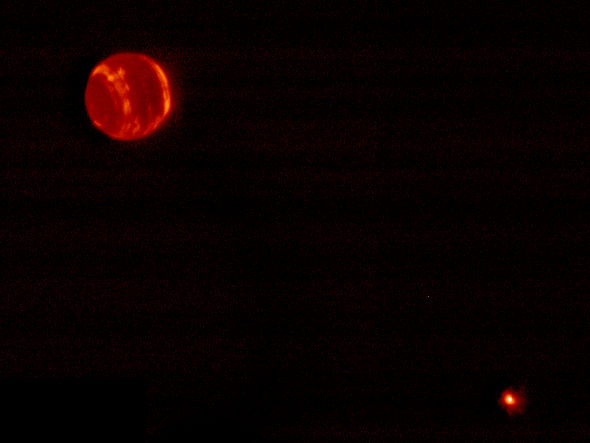 这是海王星和它的卫星：海卫一（右下方）
