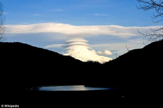 一系列荚状云，它们是在美国俄勒冈州底特律湖背后的杰斐逊山上空看到的。对滑翔机飞行员来说，它们是令人感动的景观，这些人借助附近的上升气流，能够飞得更远更高