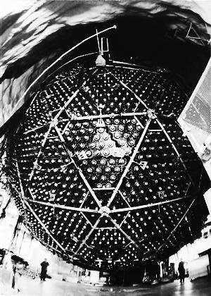 “萨德伯里”中微子天文台里的中微子探测器。