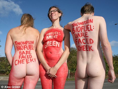 环保人士到机场裸身抗议 环保人士到机场裸身抗议