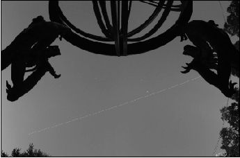 昨晚7时天宫一号从北京古观象台上空过境 图为 91幅1秒照片叠加而成摄/朱进