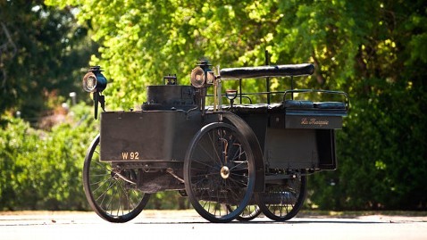 1884年消费的“迪昂、布东暨特赫巴杜背靠背座椅蒸汽车”，是世界上最古老并且还能上路行驶的老爷车