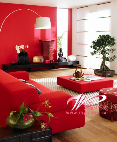 红色沙发和灯饰打造惊艳待客区