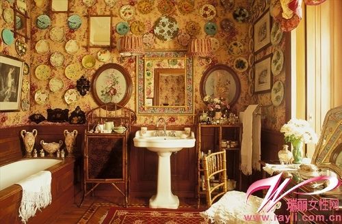 从浴室墙面上花花绿绿的盘子和花朵壁纸，就能反映出主人的爱好