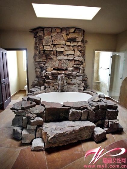 用岩石搭构的浴室，自然味十足