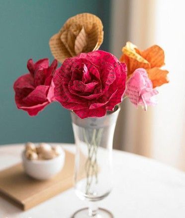 精美的花瓣能够持续很久一段时间，不受季节的影响。富有新意的纸制玫瑰花，除了将它们装点于桌面中央外，也可用同样的做法，点缀在任何你需要的地方，出彩的造型非常适合室内装饰所用