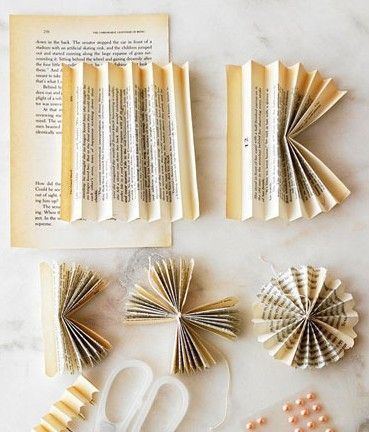 将合并在一起的书页翻开形成花朵，中心部分可用棉线穿引珍珠作为装饰