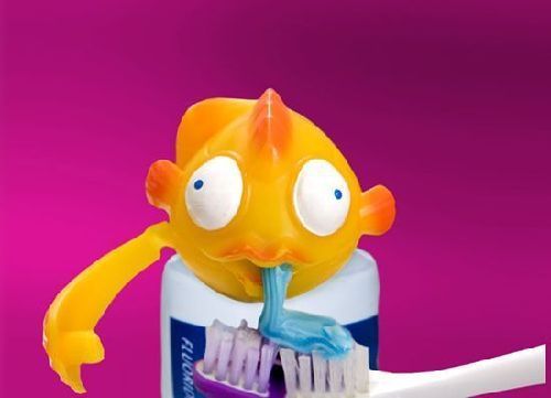 厌倦了传统的挤牙膏方式，可以尝试下图中近似搞怪的方式，只需在牙膏头部套上一个可爱的动物头像，膏体边从小动物的嘴巴里流淌到牙刷上。