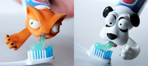 厌倦了传统的挤牙膏方式，可以尝试下图中近似搞怪的方式，只需在牙膏头部套上一个可爱的动物头像，膏体边从小动物的嘴巴里流淌到牙刷上。